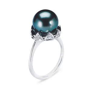 14K White Gold Ring With Diamonds And Center Black Pearl