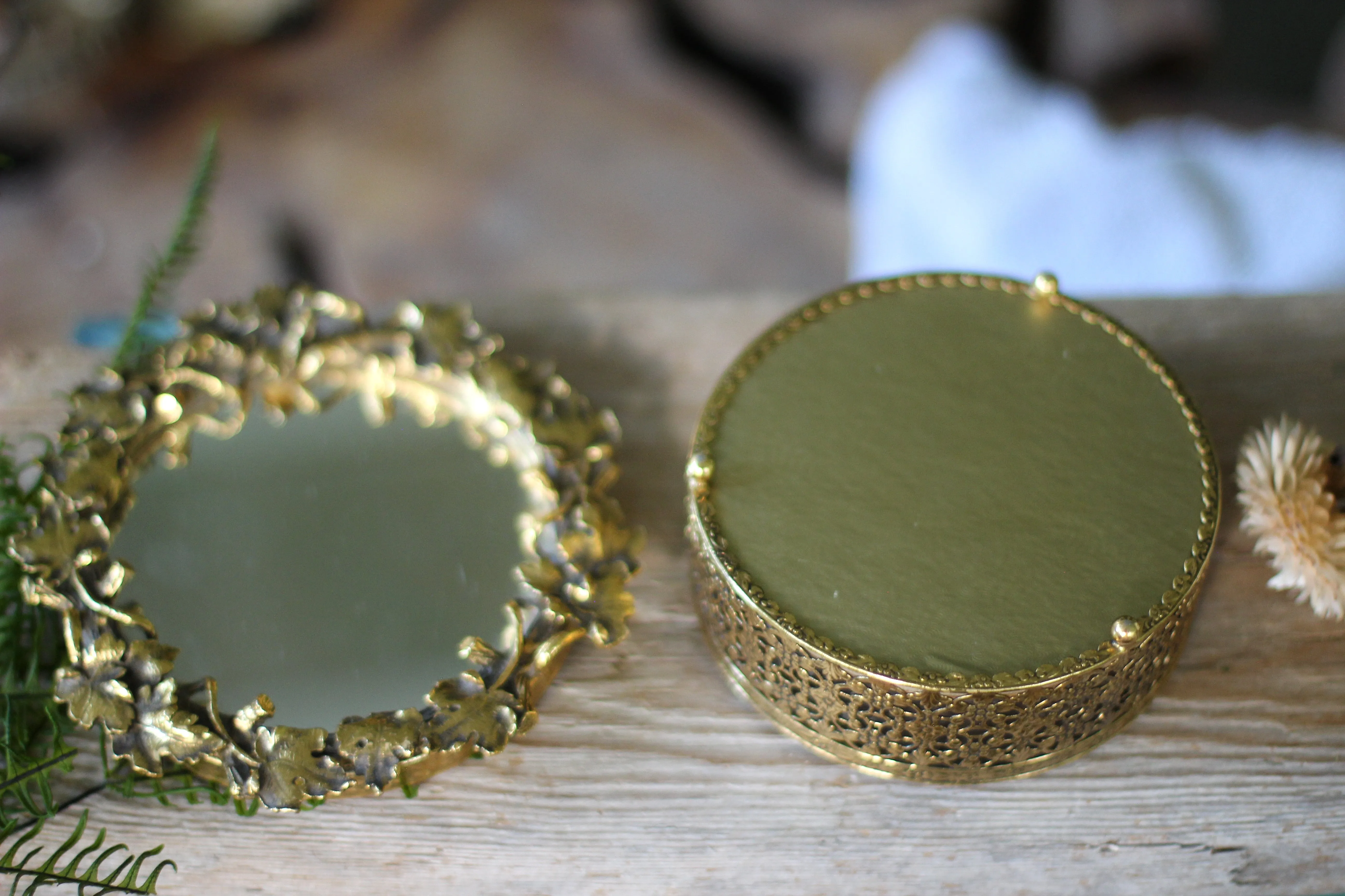 Vintage Rae Ivy Leaves Mirror Powder Jar